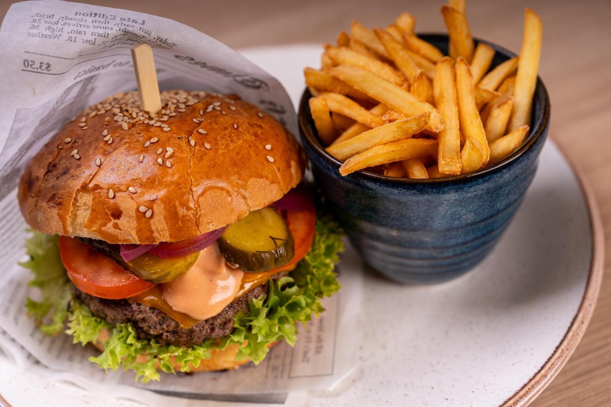Holiday Inn Krakow City Centre By Ihg Exterior photo A cheeseburger with chips