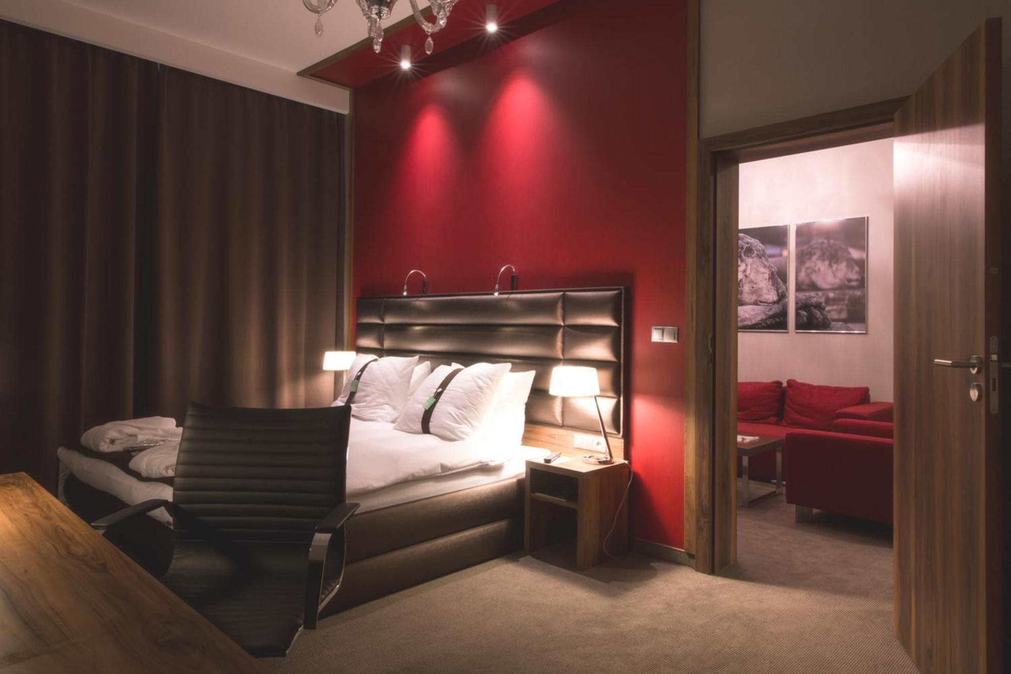 Holiday Inn Krakow City Centre By Ihg Exterior photo A suite at the Holiday Inn, London - Kensington